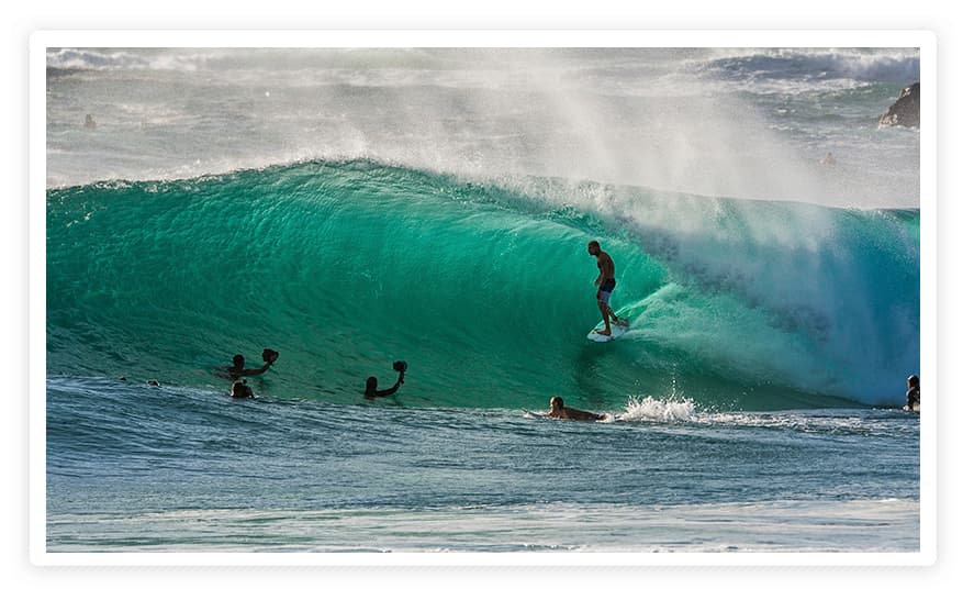 Surfista profesional en una ola en campeonato Australia