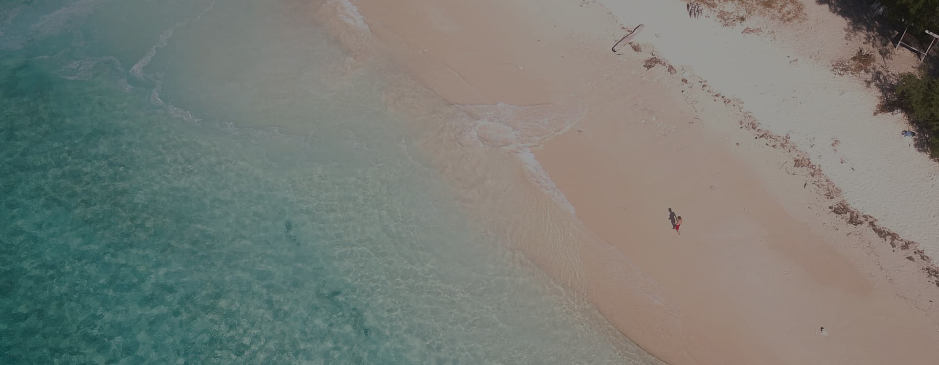 Estudiante dando un paseo por una playa paradisiaca en Australia