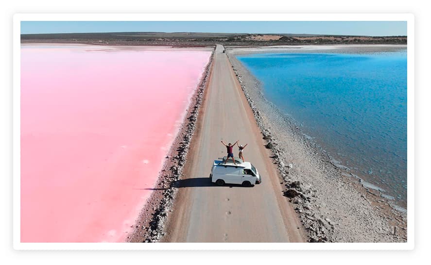 Paisaje de dos viajeros en van en el lago rosa de Australia