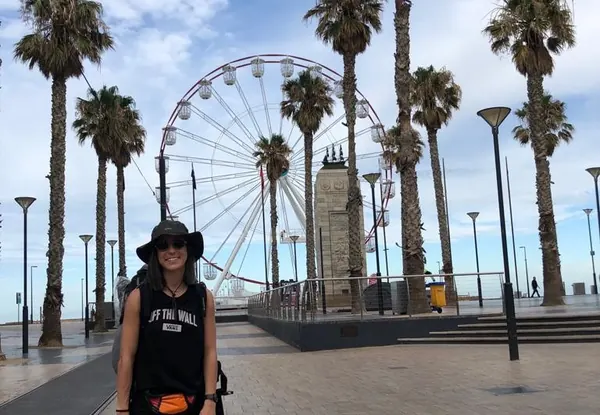 Estudiante en la playa de Glenelg, en Adelaida