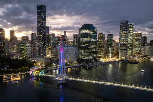 El centro de Brisbane iluminado junto al río