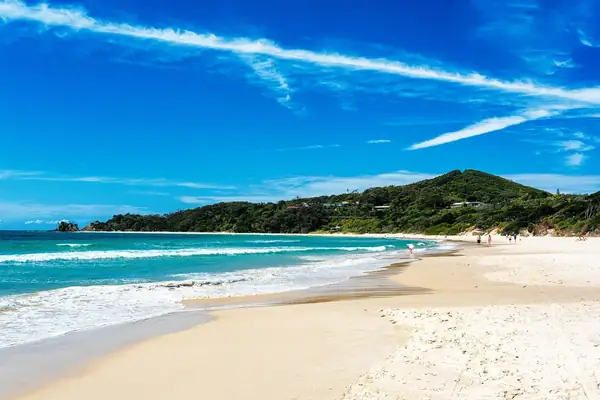 La playa de Wategos con el cabo de Byron