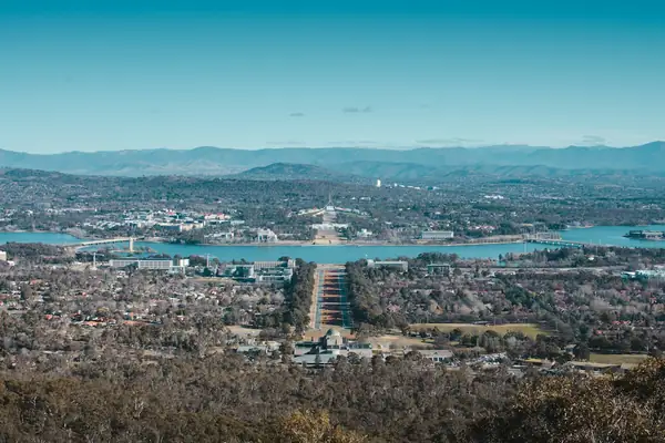 Canberra y el lago Burley Griffin desde el monte Ainslie