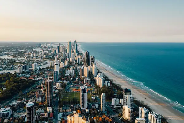 Los rascacielos de Surfers Paradise junto a la playa de Gold Coast