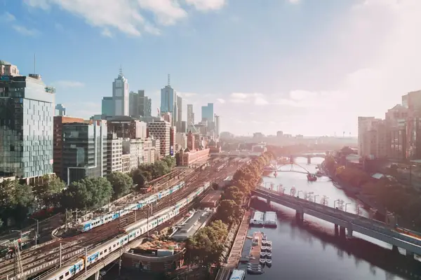 El río Yarra y los rascacielos del centro de Melbourne