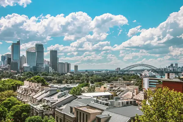 Los rascacielos de Sydney y el Harbour Bridge en un día soleado