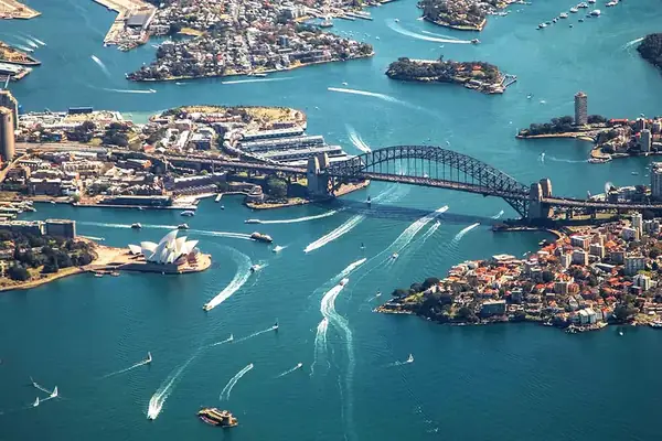 Vista aérea de la bahía de Sydney con el Harbour Bridge y la Ópera