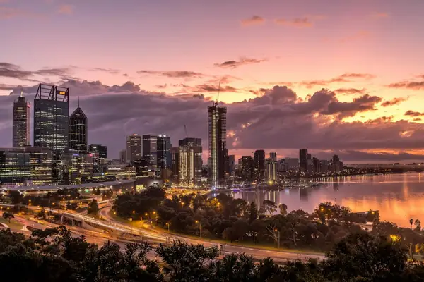 El centro de Perth junto al río al atardecer