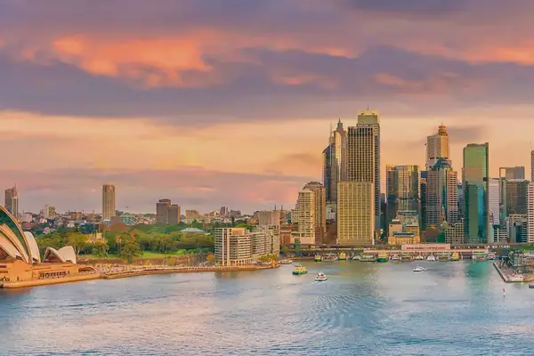 La Ópera y los rascacielos de Sydney al atardecer