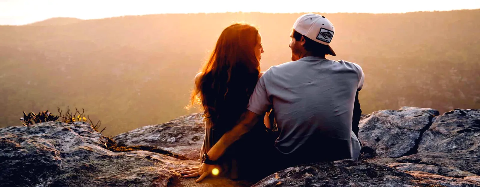 Pareja viendo el atardecer en Australia