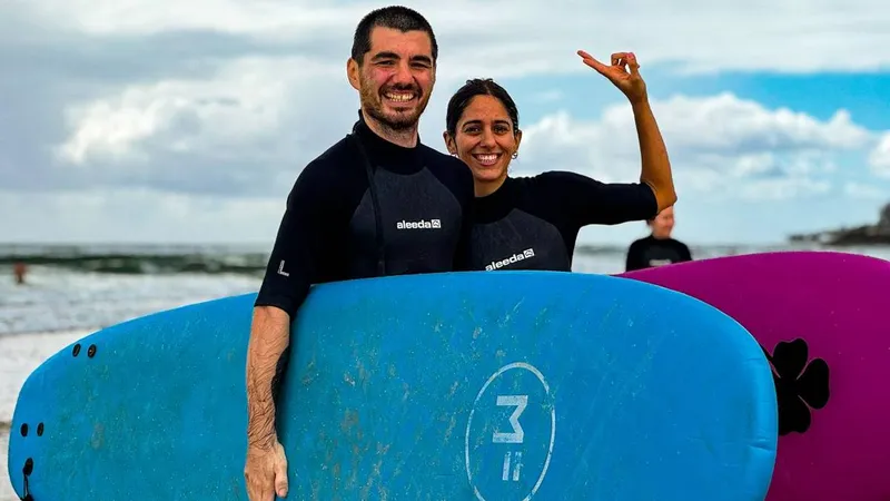 Estudiantes de BHLC con sus tablas de surf en la playa