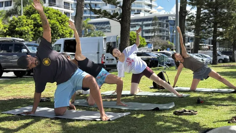 Clase de yoga de BHLC en el parque junto a la playa