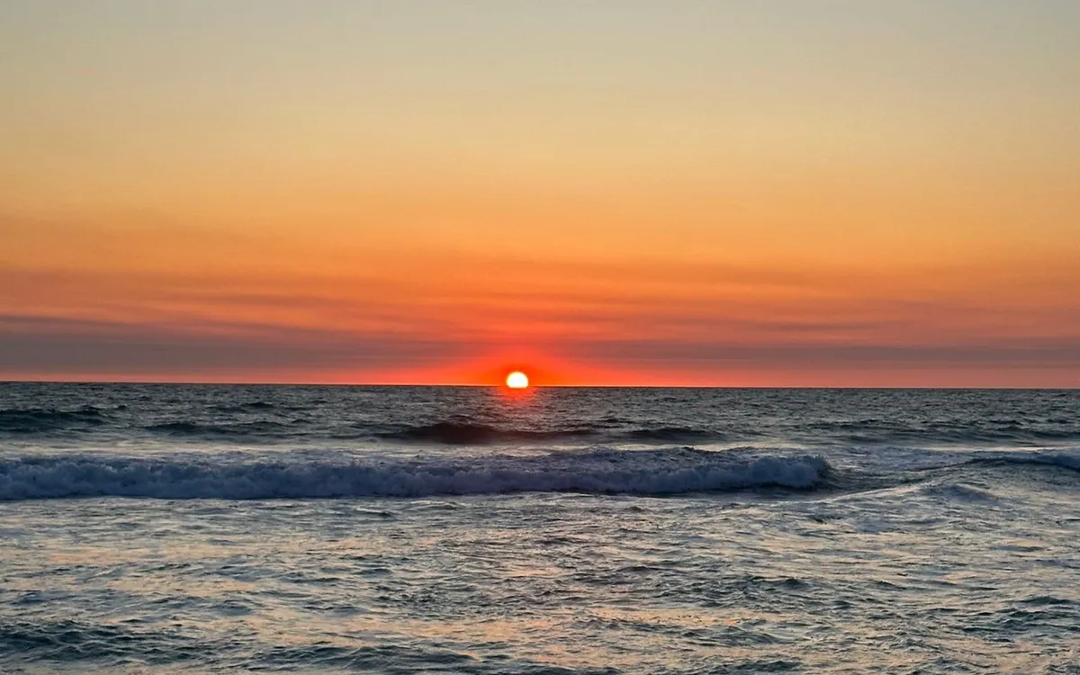 Atardecer sobre el mar en la costa de Australia Occidental