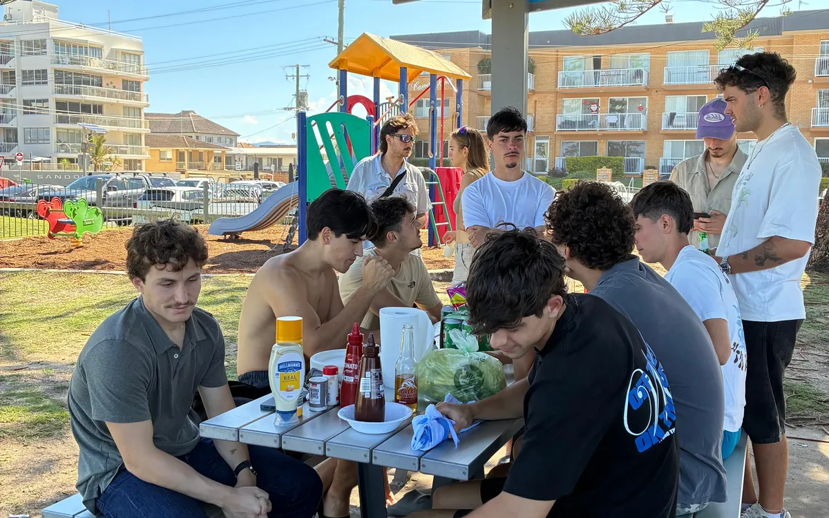 Picnic en un parque con columpios junto a la playa