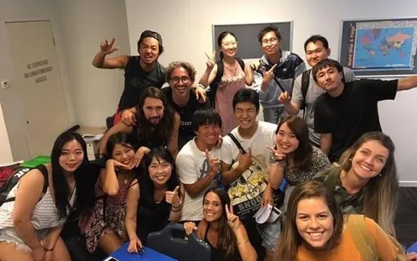 Estudiantes de varios países en una clase de inglés en Australia