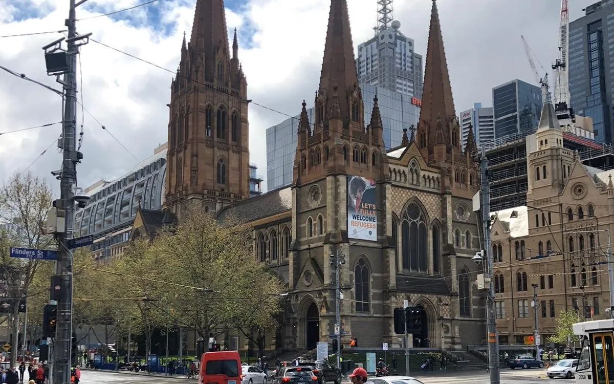 La catedral de St Paul y los edificios del centro de Melbourne