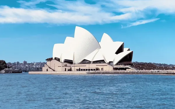 La Ópera de Sydney junto al agua