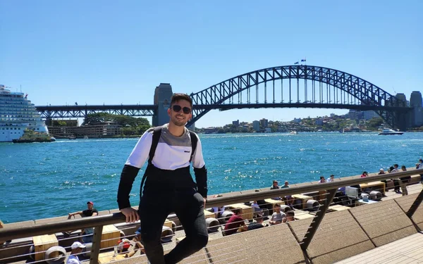 Estudiante con el Harbour Bridge de Sydney