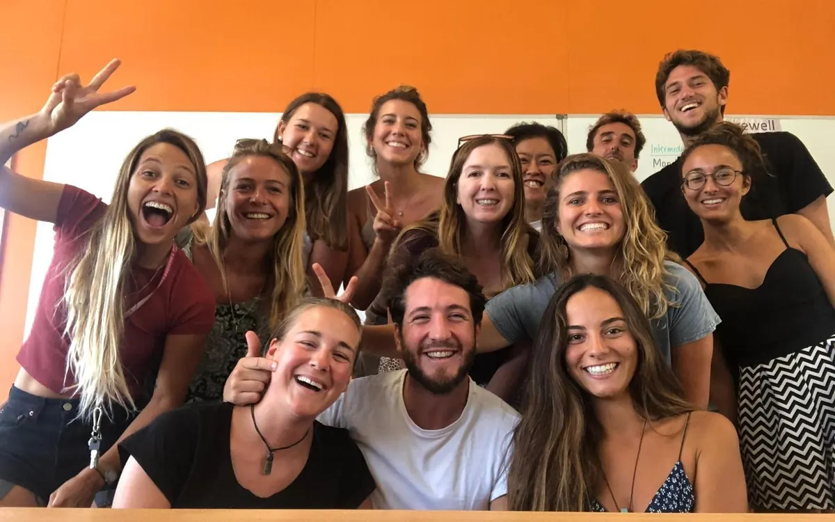 Grupo de estudiantes sonriendo en una clase en Australia