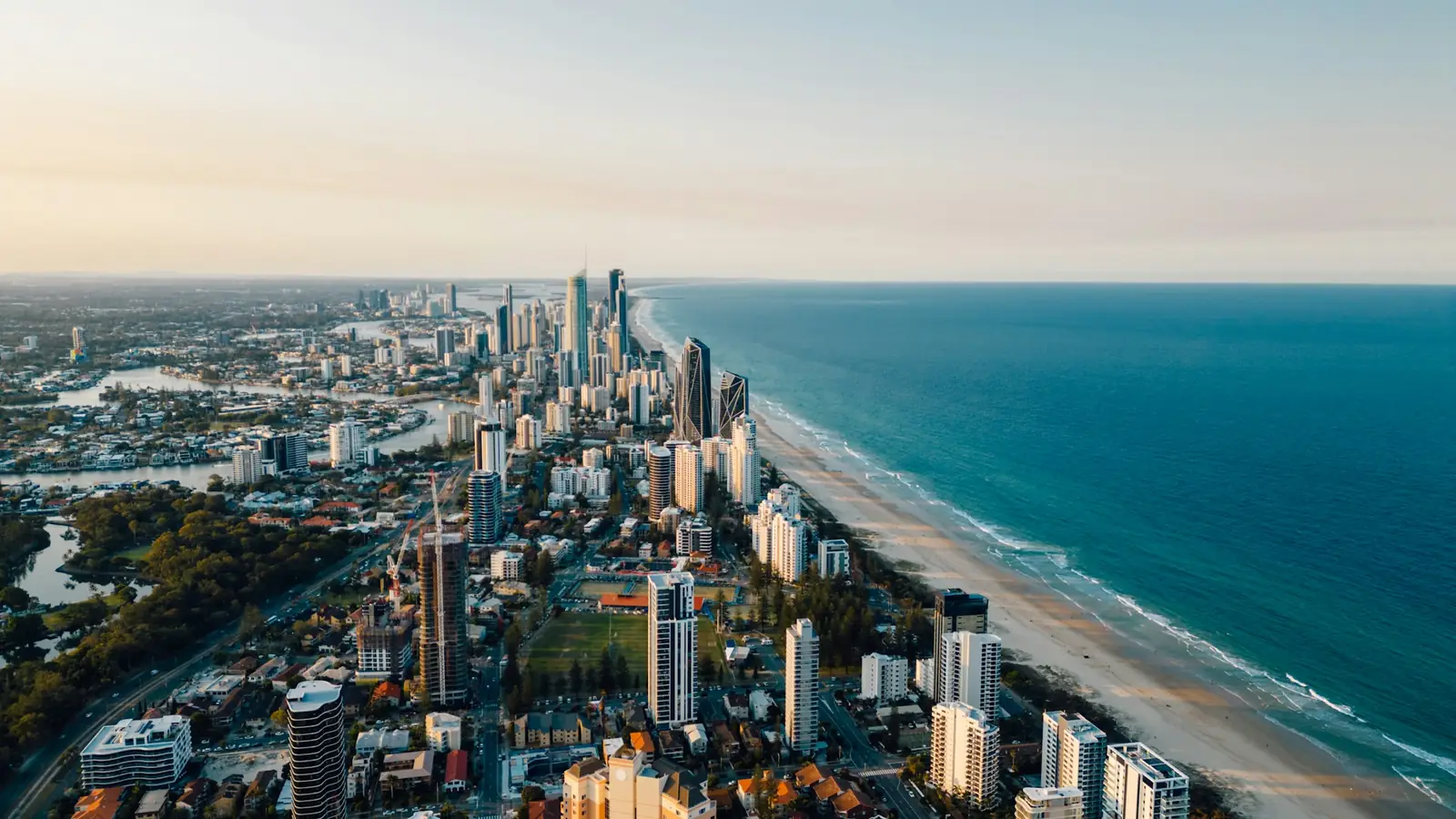 Surfers Paradise y la costa de Gold Coast desde el aire