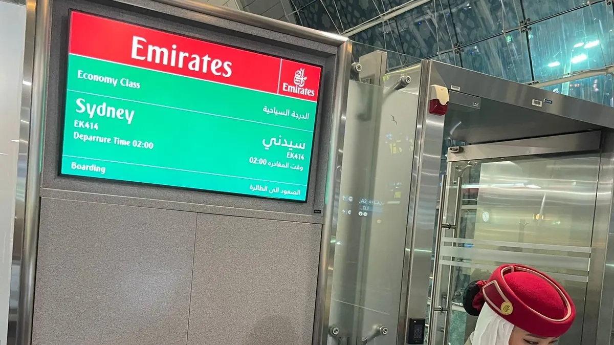 Pantalla de embarque de un vuelo a Sydney en el aeropuerto