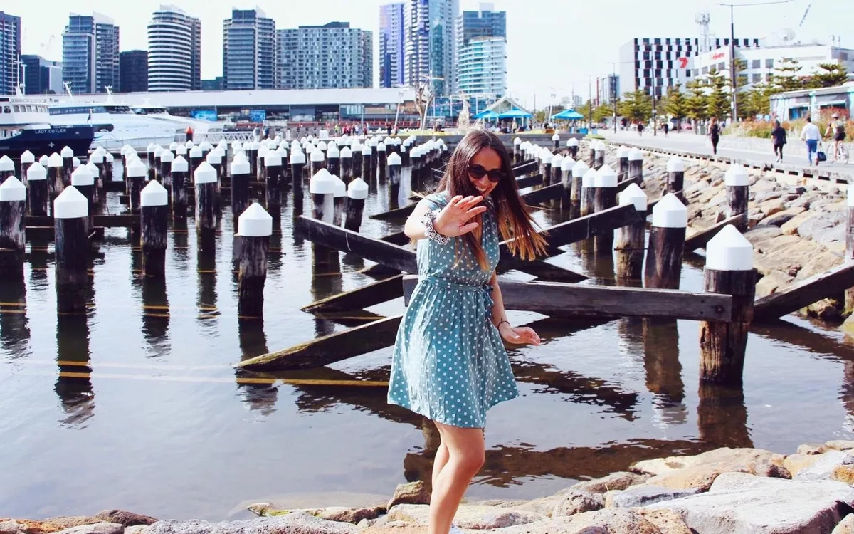 Estudiante paseando junto a los antiguos pilotes del puerto de Docklands, en Melbourne