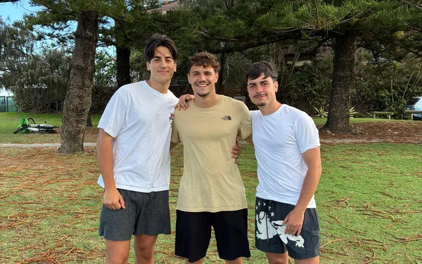 Tres estudiantes en un parque de Gold Coast