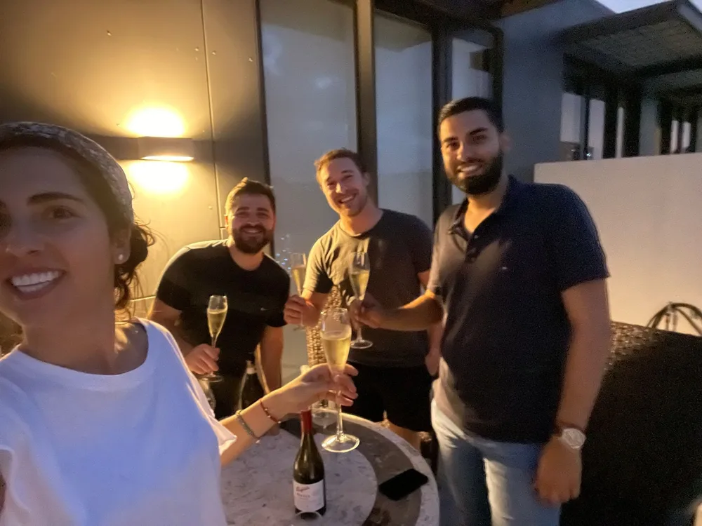 Estudiantes de Salta brindando en la terraza con sus compañeros de casa