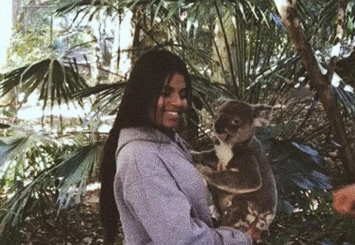 Una estudiante de Salta con un koala en brazos