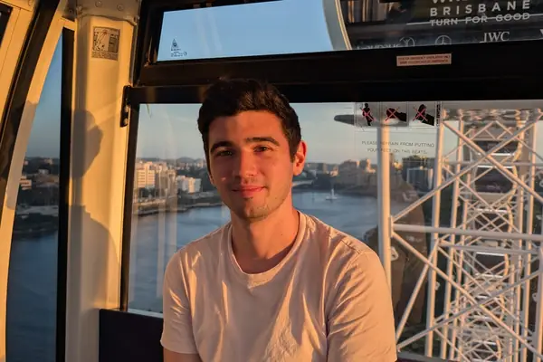Adri, estudiante de Salta, en la noria de South Bank con el río de Brisbane al fondo