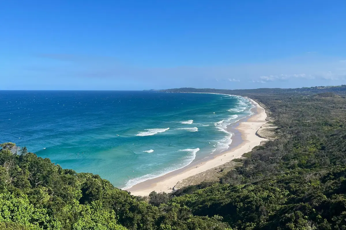 La costa de Byron Bay vista desde el cabo, con la playa y el bosque