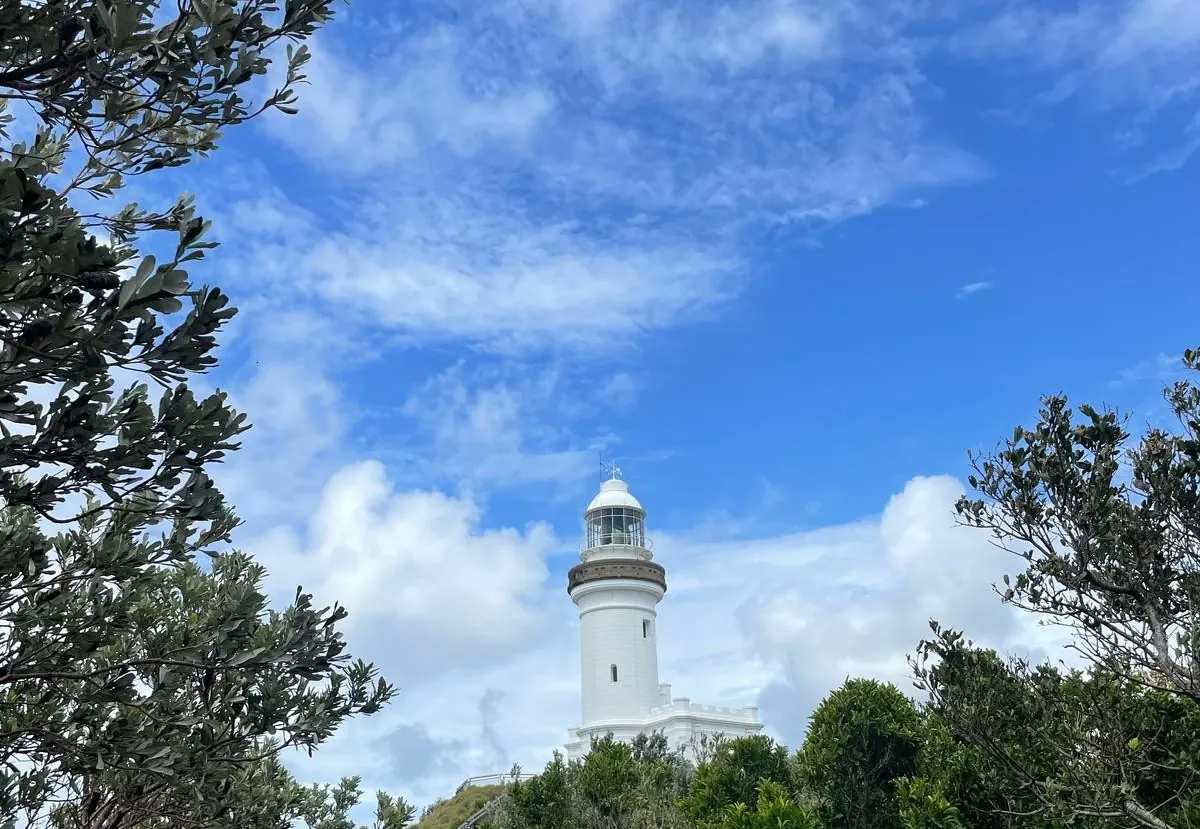 El faro de Cape Byron entre los árboles