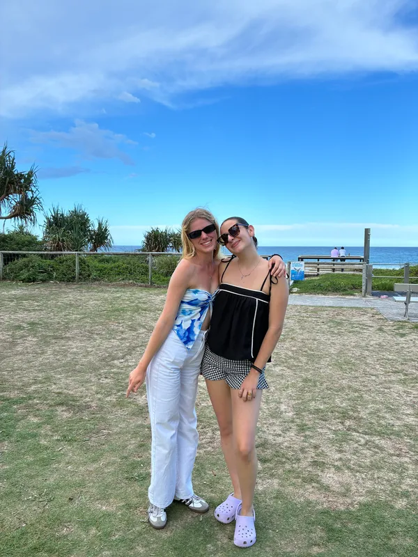 Sara y Paula, estudiantes de Salta, en la barbacoa de Salta en Gold Coast