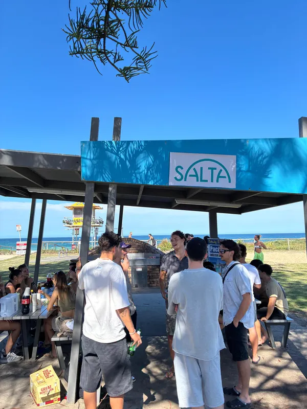 Estudiantes en la barbacoa de Salta junto a la playa, en Gold Coast