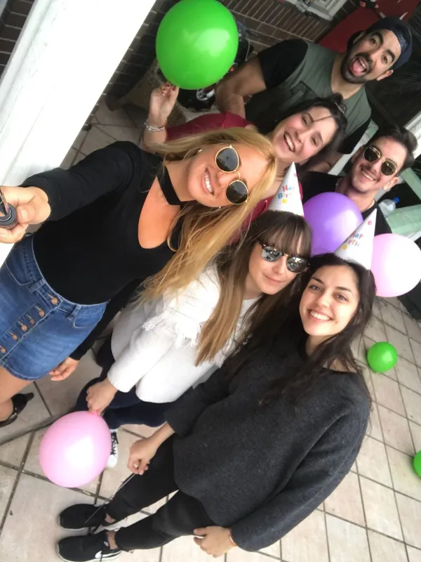 Grupo de amigos celebrando un cumpleaños con globos