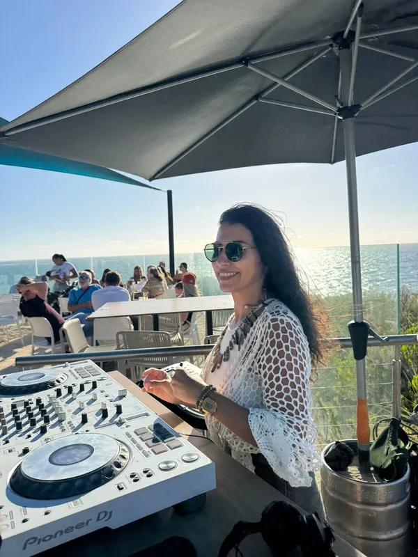 Estudiante pinchando música en un bar de playa de Perth