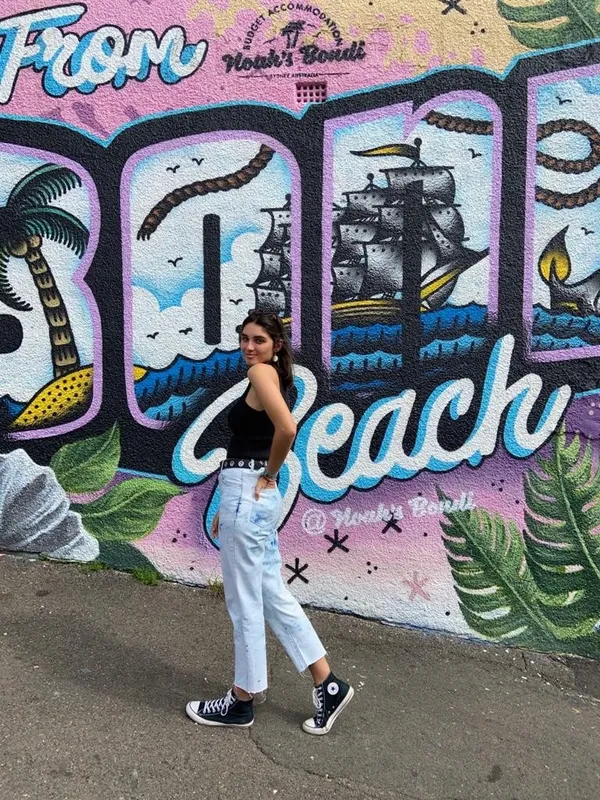 Estudiante delante del mural «From Bondi Beach» en Sydney
