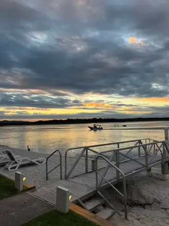 Muelle al atardecer con el cielo nublado
