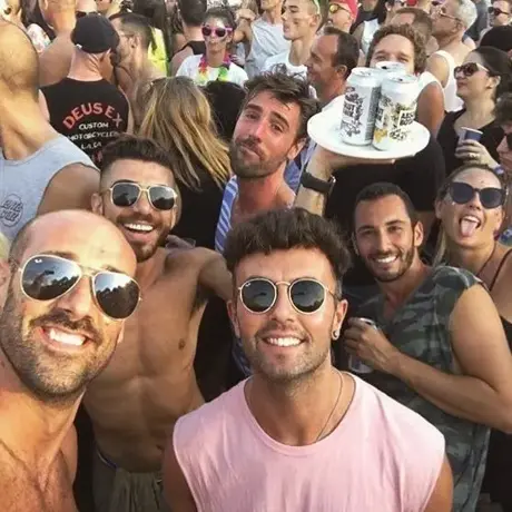 Grupo de amigos haciéndose un selfi en una fiesta