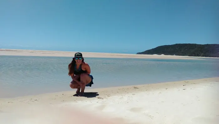 Estudiante en una playa de arena blanca en Australia