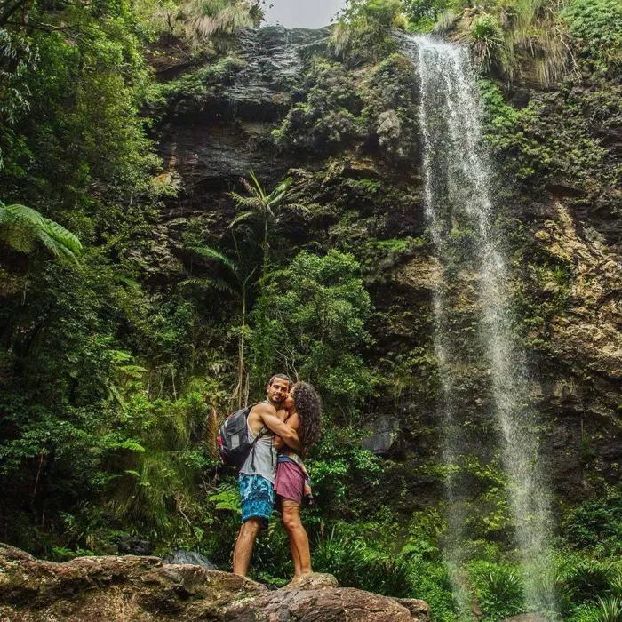 Estudiante de Salta junto a una cascada en Australia