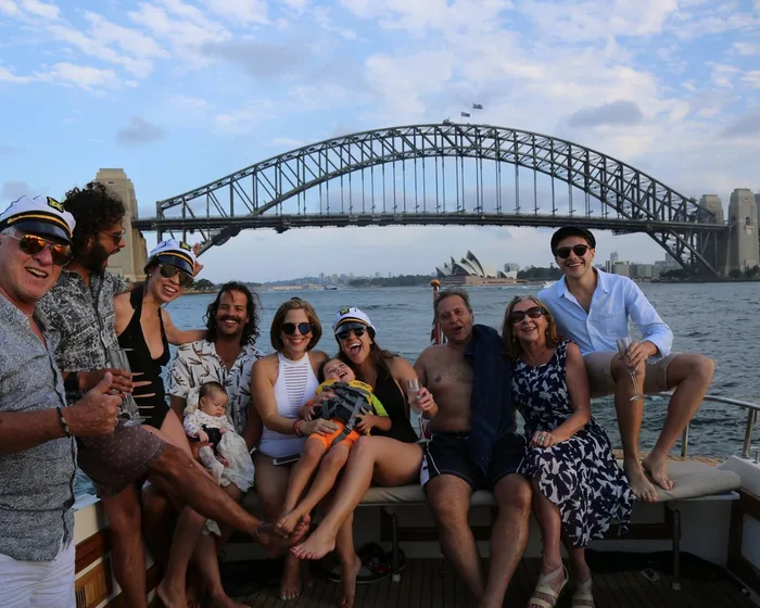Grupo en un barco con el Harbour Bridge de Sydney al fondo