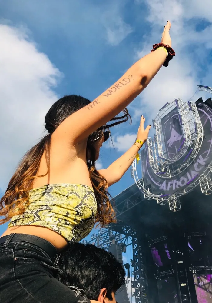Estudiante en un festival de música en Australia