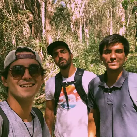 Tres amigos haciéndose un selfi en un bosque