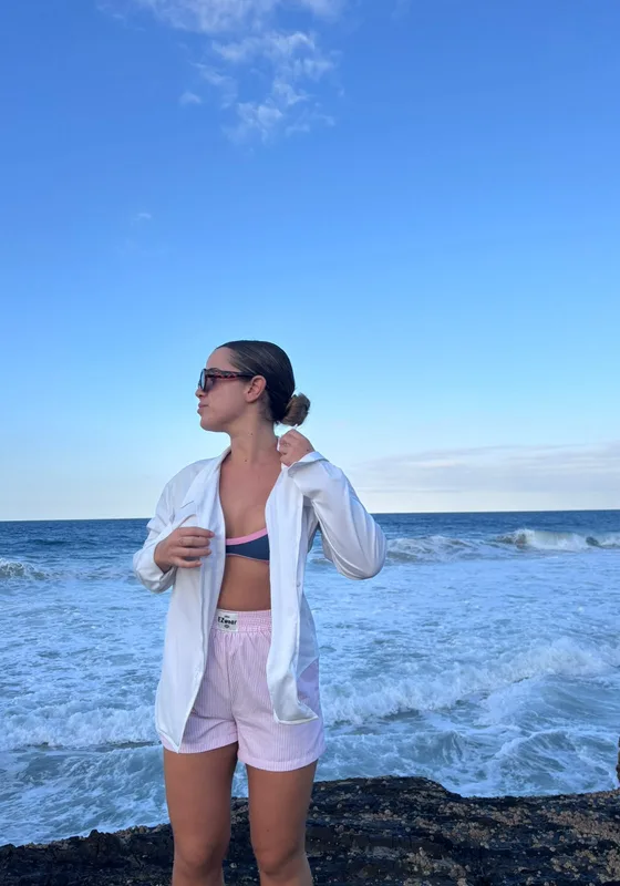 Estudiante en la costa de Australia
