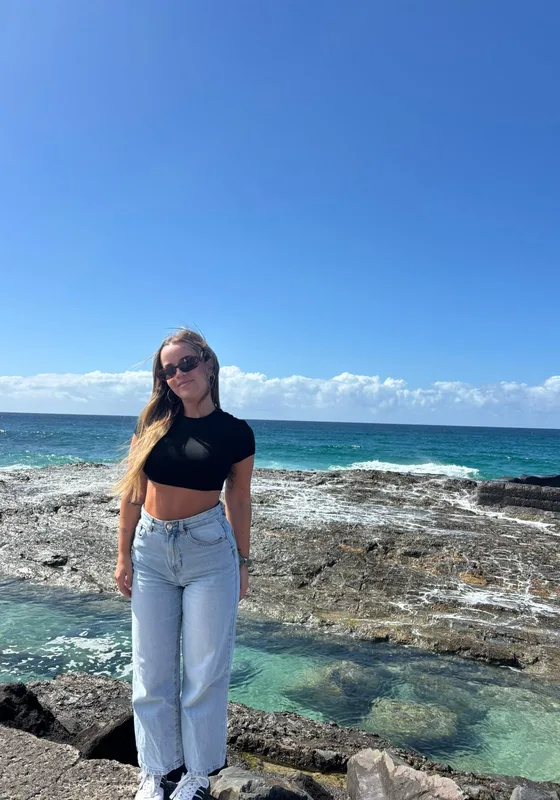Estudiante junto a las piscinas naturales de la costa