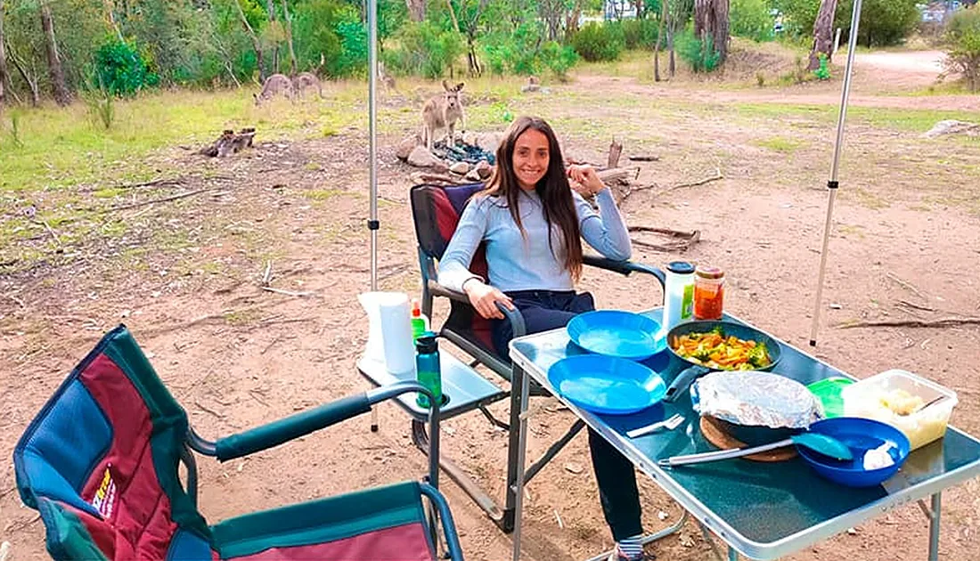 Estudiante de Salta comiendo en un camping con canguros en Australia