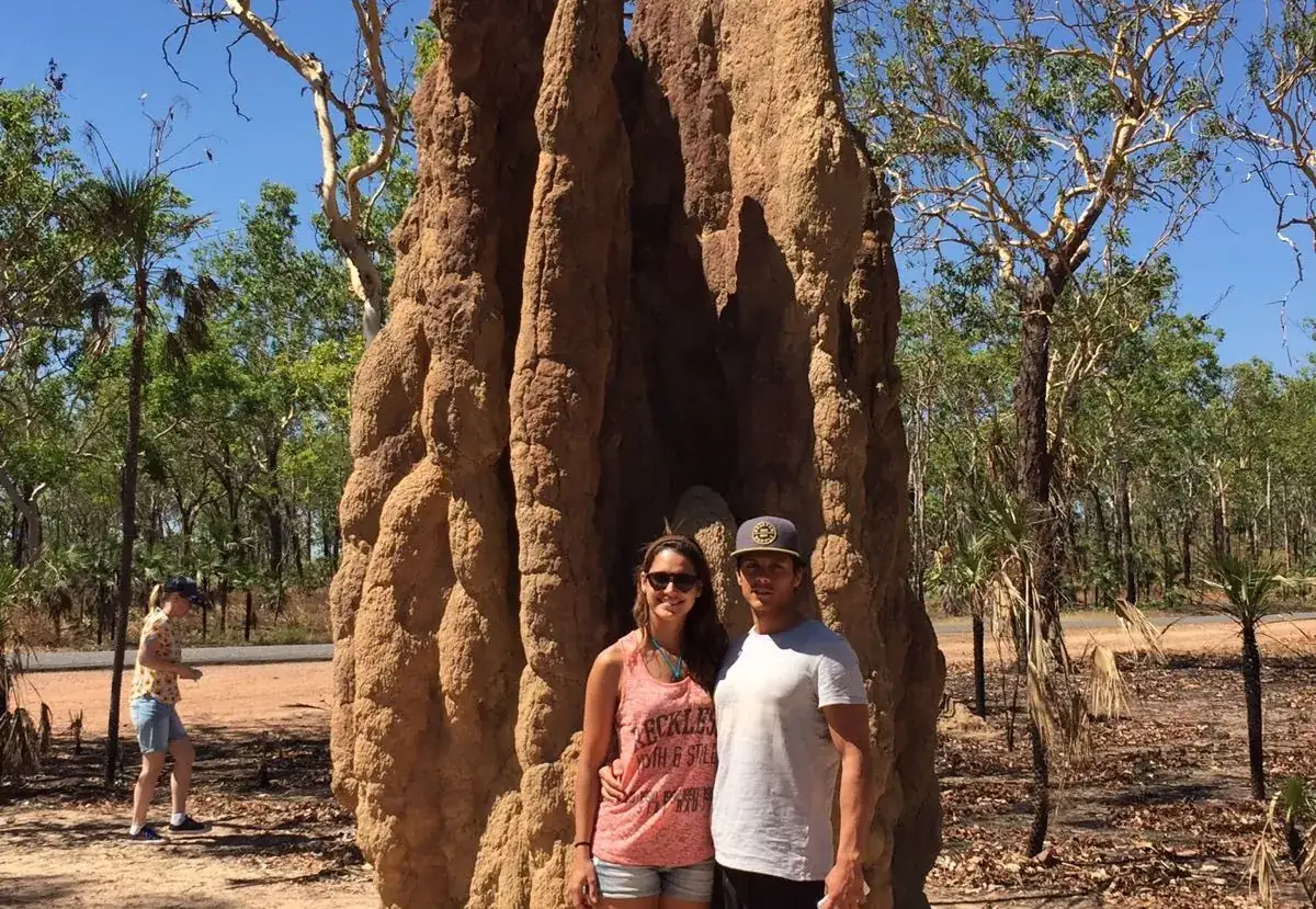Dos estudiantes de Salta junto a un termitero gigante en Litchfield