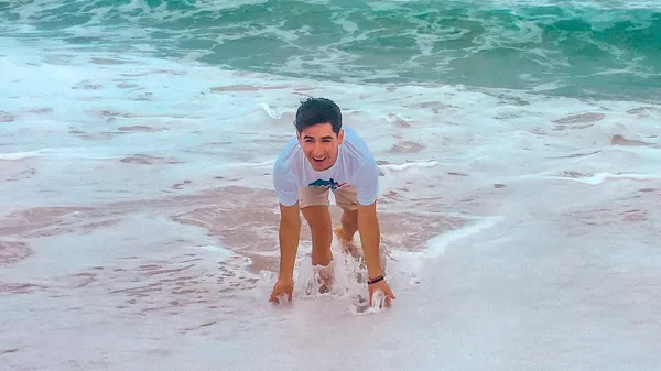 Estudiante de Salta jugando en la orilla del mar