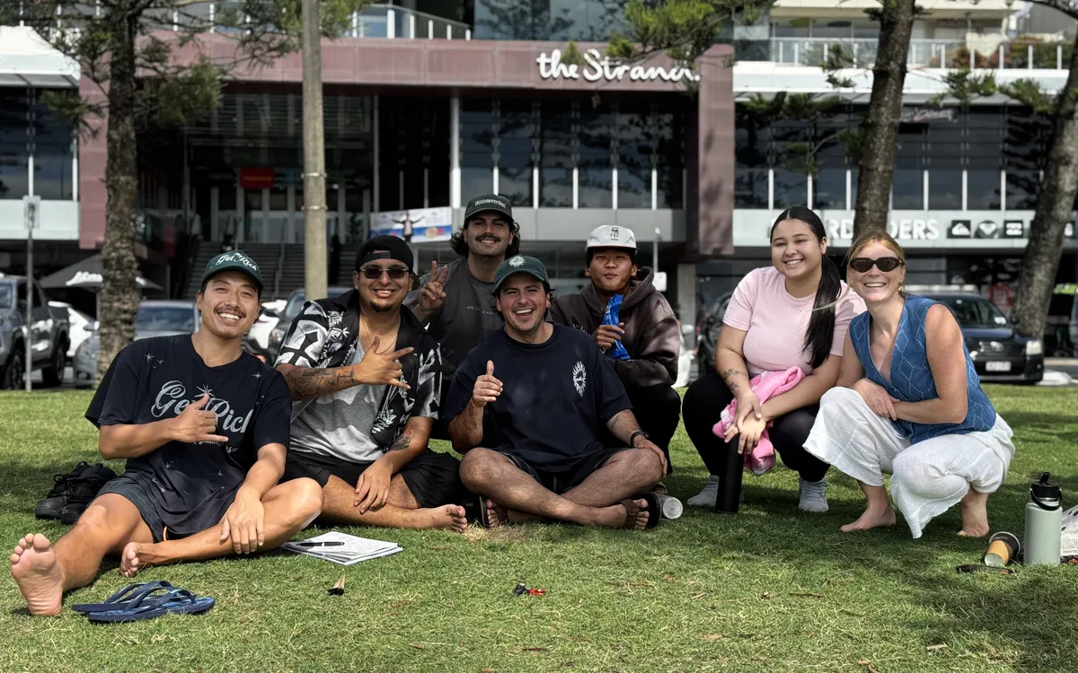 Estudiantes de BHLC en una clase al aire libre frente a The Strand, en Coolangatta